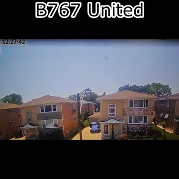 Watch #B767 United Airlines Escape Slide Fall On A House #Aviation #AeroArduino