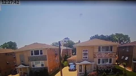 Watch #B767 United Airlines Escape Slide Fall On A House #Aviation #AeroArduino