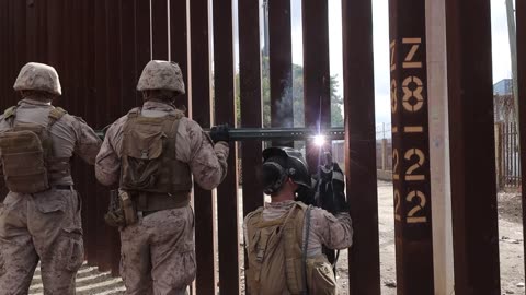 💥Marines filmed reinforcing border wall near San Ysidro, Calif. 💥