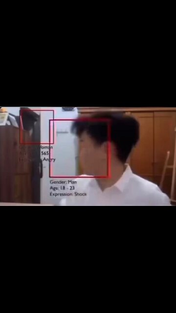Was die Gesichtserkennungs App hinter ihm erkennt, lässt ihn erschaudern