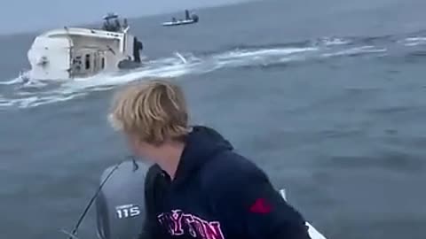 WHALE STRIKES AND KNOCKS DOWN A BOAT IN THE MIDDLE OF THE SEA😱😱😱😱