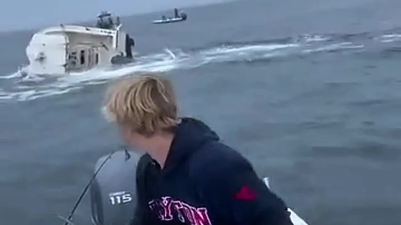 WHALE STRIKES AND KNOCKS DOWN A BOAT IN THE MIDDLE OF THE SEA😱😱😱😱