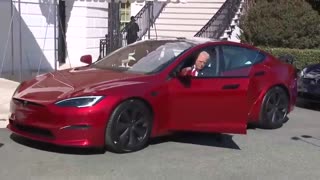 🚨🔥President Trump: “You think Biden could get into that car? I don't think so.” 🤣🤣