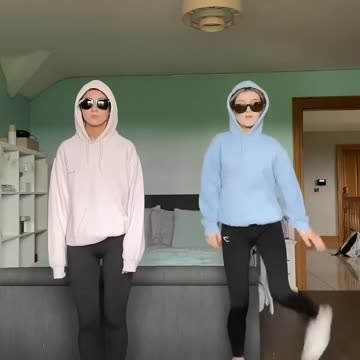 sister duo 💓🤪 #sisters #siblings #dance #shorts