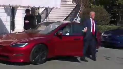 #BREAKING: President Trump appears to choose the Tesla Model S Plaid outside the White House to purchase, and he hops into the front seat with Elon Musk. #trump #elonmusk