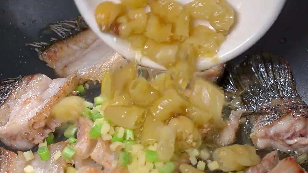 Many people like to eat pickled fish in restaurants.