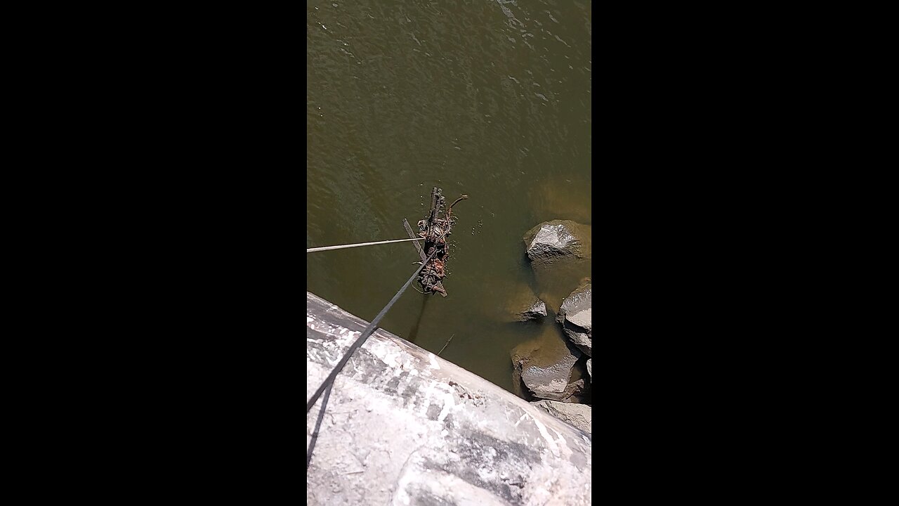 Quadro de moto roubada encontrado no Rio Capibaribe através da pesca magnética