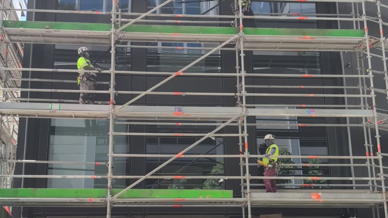 Dismantling Scaffolding in Auckland CBD