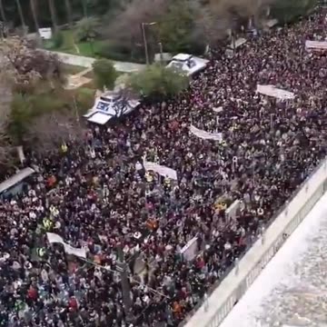 Wojna między protestującymi a policją na ulicach Aten