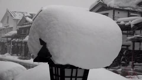 Heavy snow hits Japan as cold front sets in