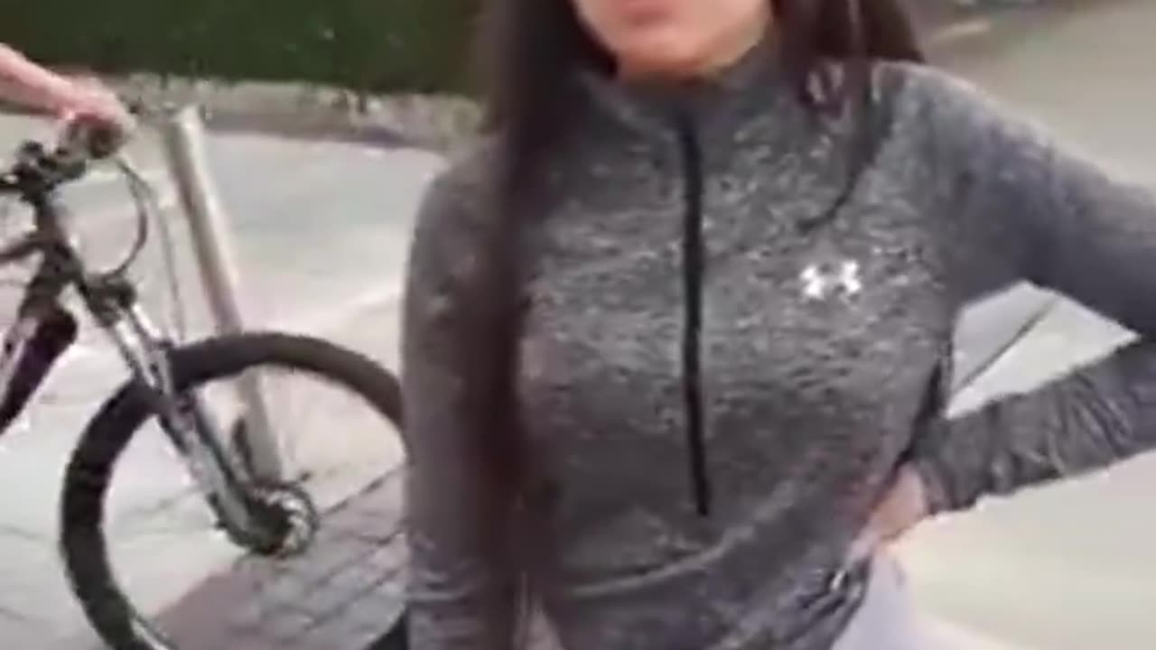 Woman harasses a Mexican for speaking Spanish in Ireland