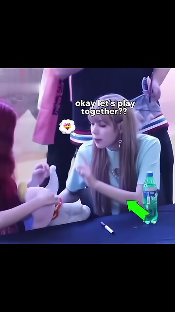 Chaelisa fighting on a plushie 😂💖
