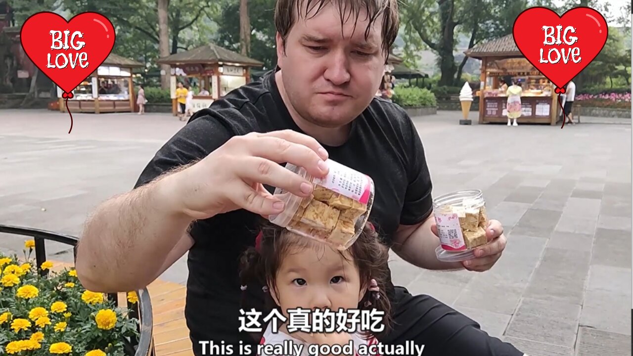 My Chinese Friend Gave Me Crispy Pastries—My Foreigner Friend Kept Eating and Asked for More!