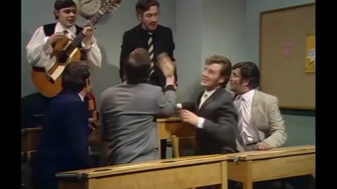 Englander Teaching Italian to Italians - Monty Python's Flying Circus