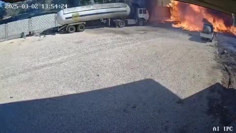 Gaz tanker explodes in a village in Southern Lebanon