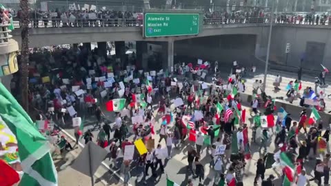 🚩 Anti-ICE protesters are blocking both sides of the 101 Freeway