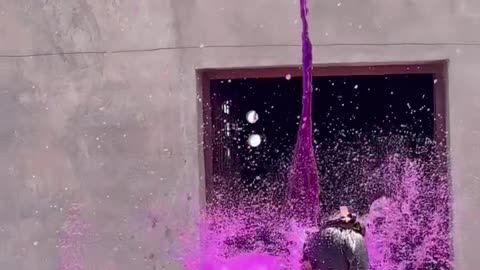 Rang dalne chali holi me khud dalwali