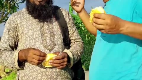 রাস্তায় অপরিচিত লোকের খাওয়া থেকে বিরত থাকুন। সব সময় সতর্ক থাকুন