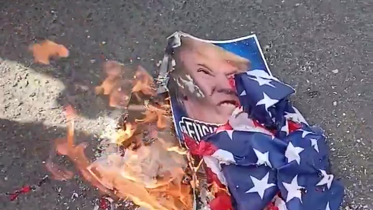 Panamanian protesters burn American flag