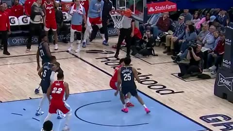 Grizzlies RAINING THREES! ☔️ Kennard (7) & JJJ (5) 🔥 #NBA