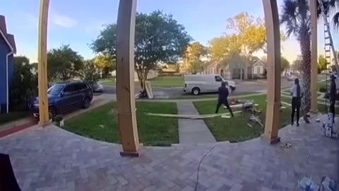 In Broad Daylight? Boyfriend Attacks Girlfriend, Her Friends Deliver Instant Payback!