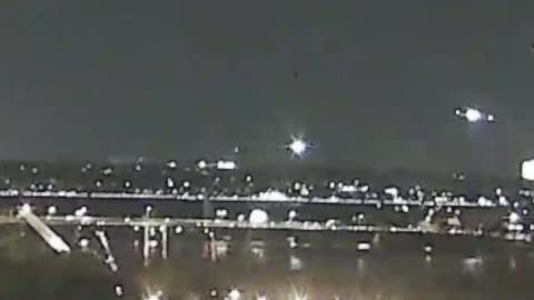 BREAKING:Video shows 2 aircraft colliding over the Potomac River in Washington,