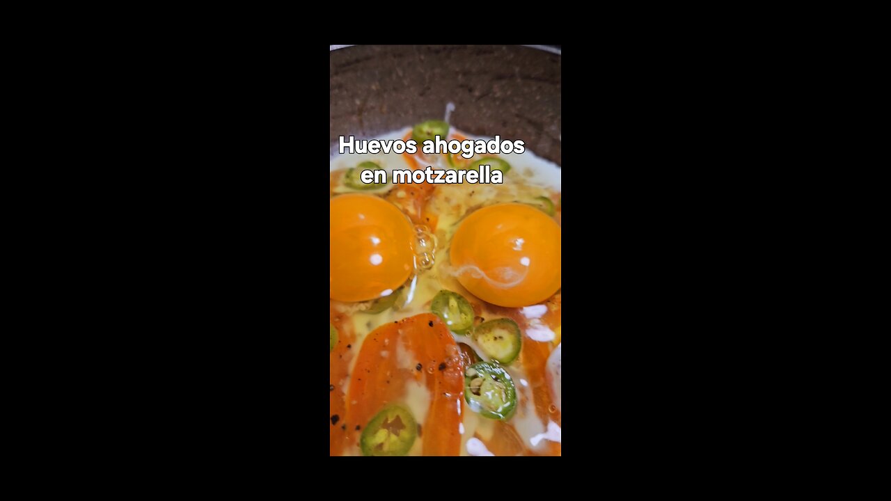 Huevos ahogados en motzarella