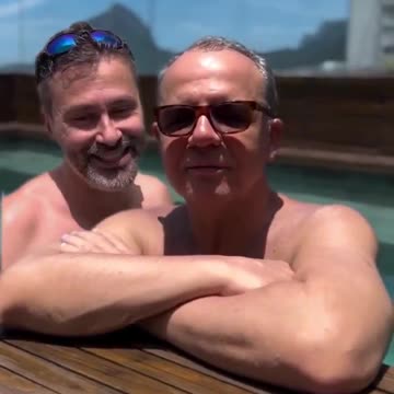 Quem sabe com um pouco de sarcasmo essa excrescência passa a incomodar?