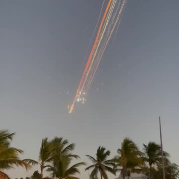 SpaceX Starship Burning Up in the Atmosphere Alarms Beachgoers