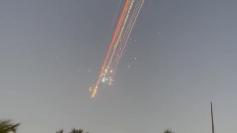 SpaceX Starship Burning Up in the Atmosphere Alarms Beachgoers