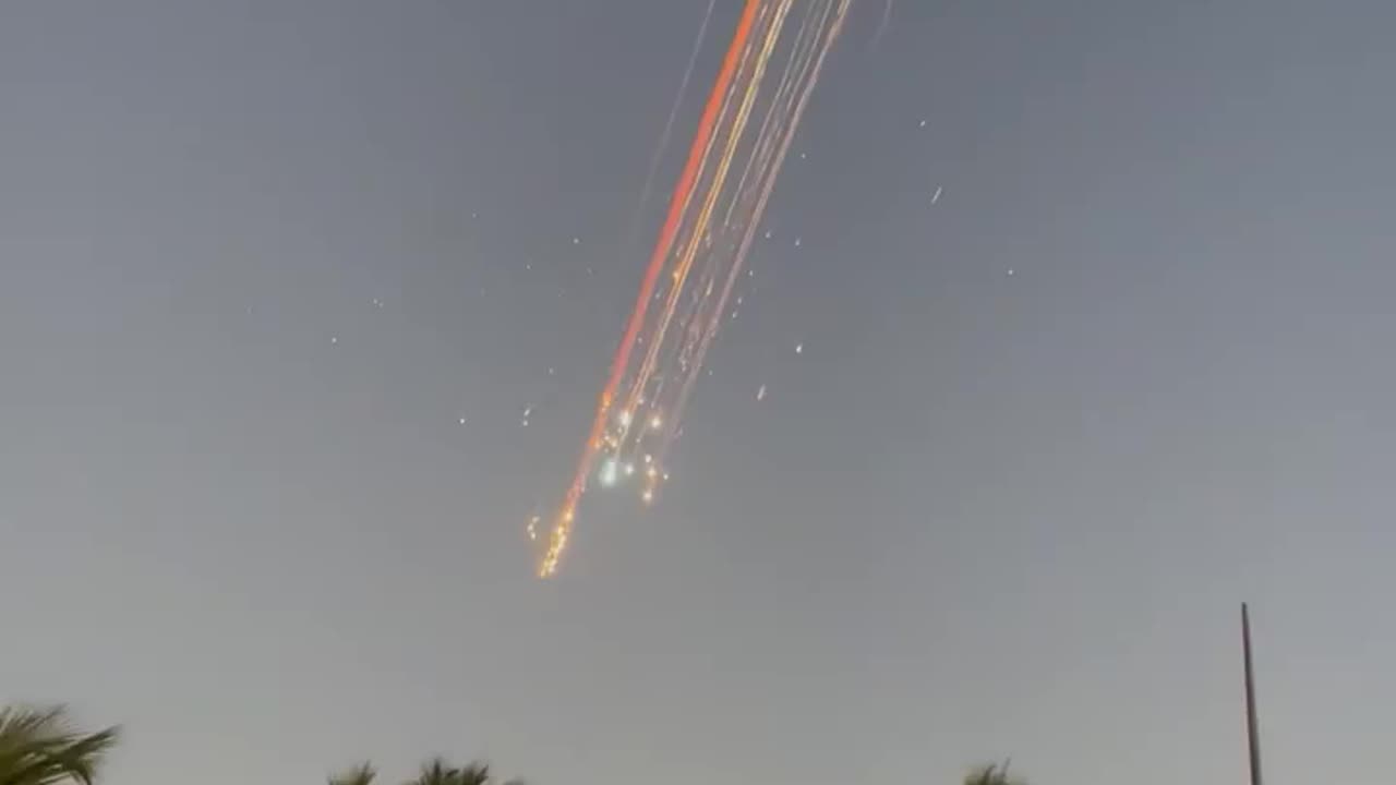 SpaceX Starship Burning Up in the Atmosphere Alarms Beachgoers