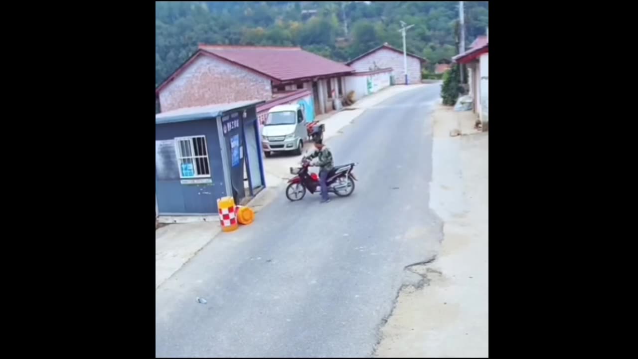 funny video|A very funny thing happened to the motorcyclist 🤣🤣🤣