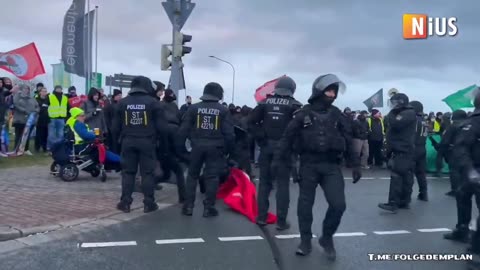 Das ist mal lustig - Die Polizei überrascht die rechtsradikale ANTIFA-Gruppe von hinten !