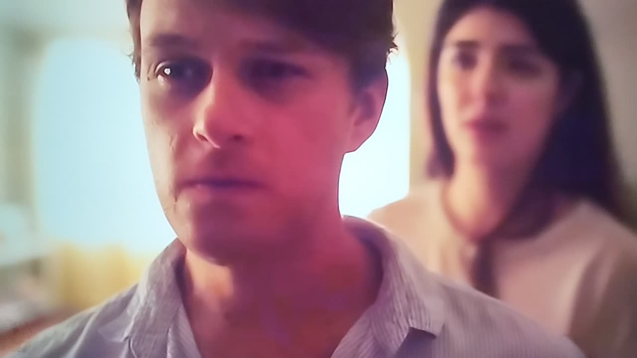 ishig again behind the door😳😳