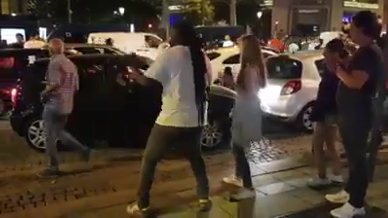 Street performance in Paris (the day when Algeria become the Champions of Africa in 2019)