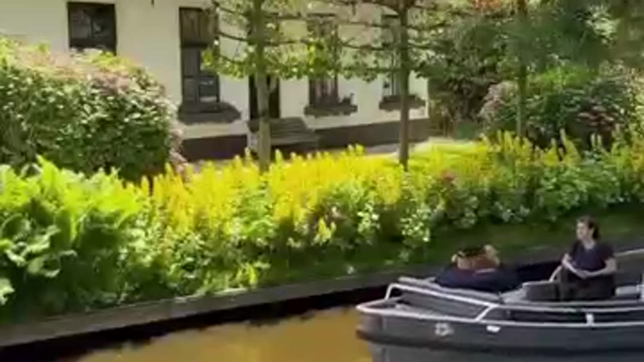 Giethoorn: The Netherlands’ Magical Village with No Roads!