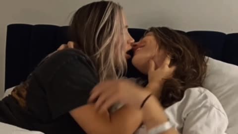 Lesbian cuople kisses