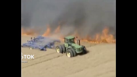 COLORADO FARMER PREVENT FIRE👨‍🌾 🚜🌾🔥SPREADING ON HAYFIELD🚜👨‍🌾🔥🌾💫
