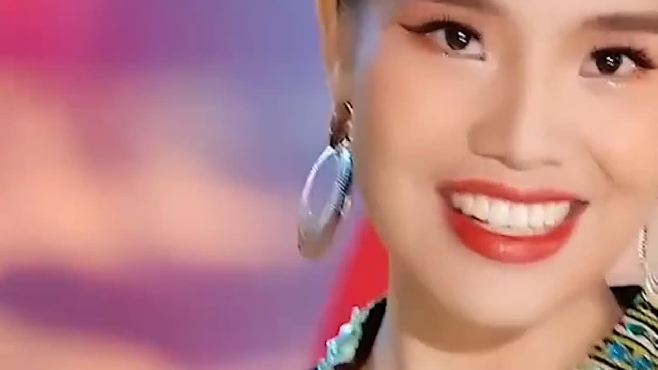 Vietnamese girl sings music about the history of Dien Bien Phu