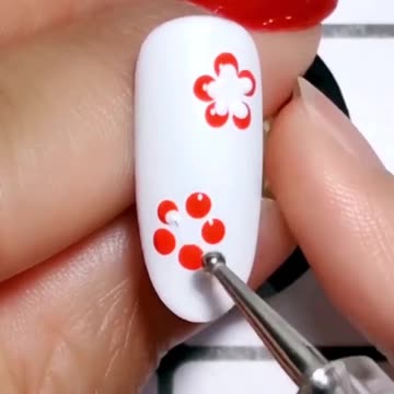 SUPER EASY DOTTED FLORAL NAIL DESIGN