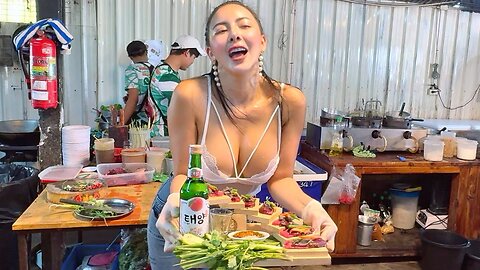 She Serve Delicious Beef , beef Giblets and Spicy Suace in Pattaya - Thai Street Food