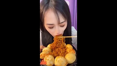 EATING NOODLES WITH SOFT EGGS | CHINESE MUKBANG