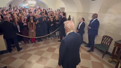 🔥President Trump stops by to say hello to a group touring the White House in Washington, D.C.