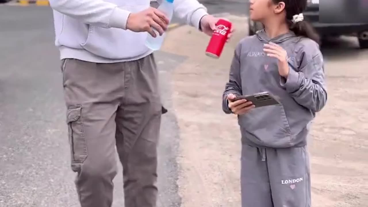 طفلة رضيعة طلبت المساعدة من البنت😱😭ولكن مافعلته البنت كان صادم!! MP4