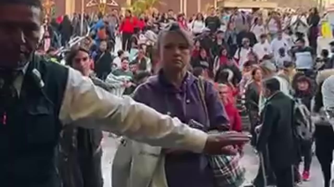 La Urna de #dulcelacantante Con Forma De Corazón Que Llegó a la #basílicadeguadalupe!