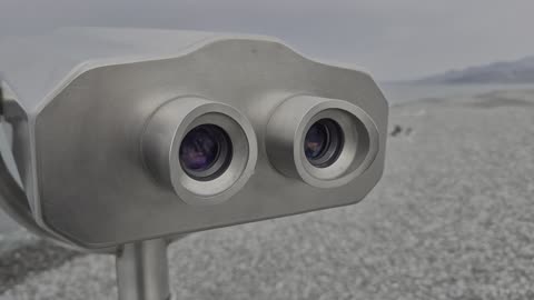 What is the difference between stationary binoculars and regular ones?