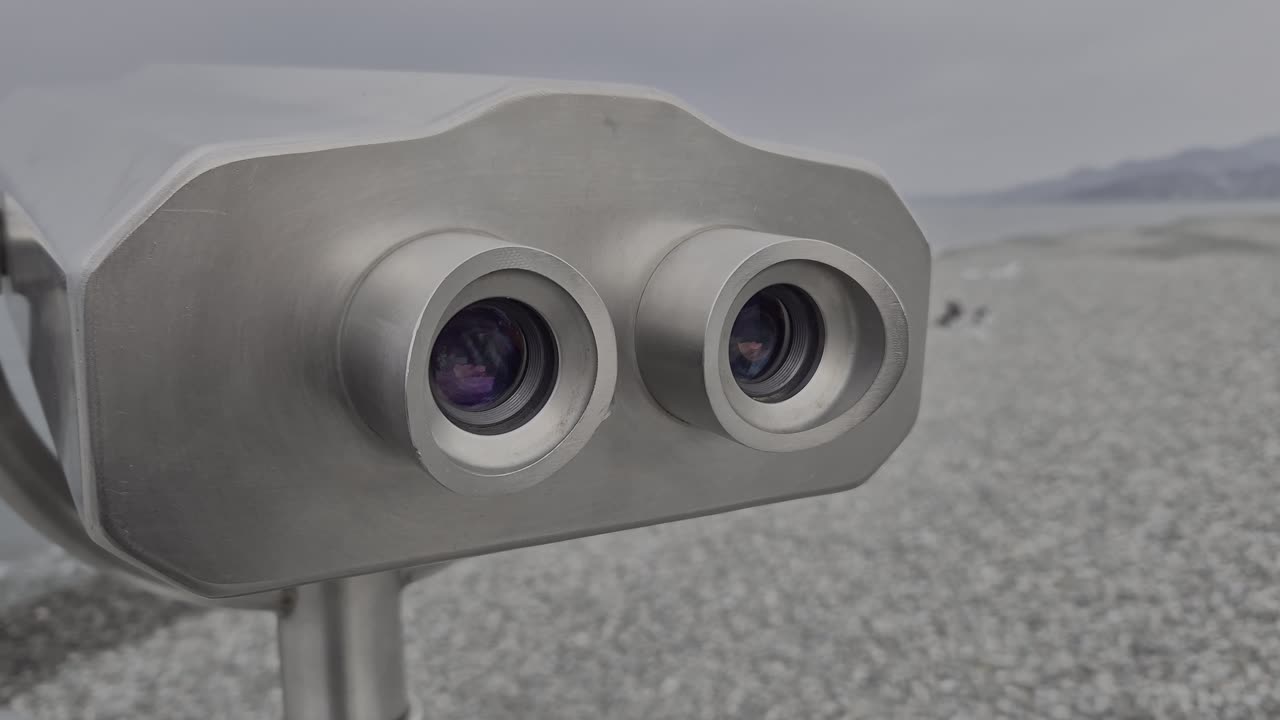 What is the difference between stationary binoculars and regular ones?