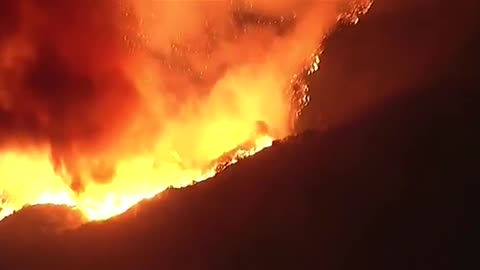 🇺🇸Large fires continue to burn in Los Angeles