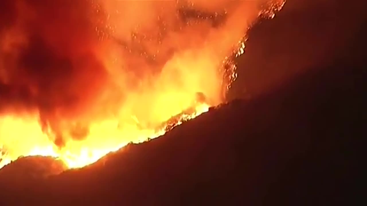 🇺🇸Large fires continue to burn in Los Angeles