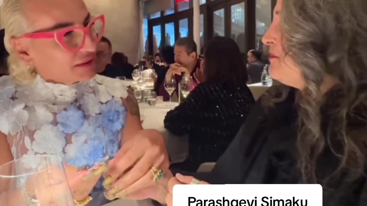 Pasi i shprehu pëlqimin, Xumi surprizon Eglin në krevat (Video)